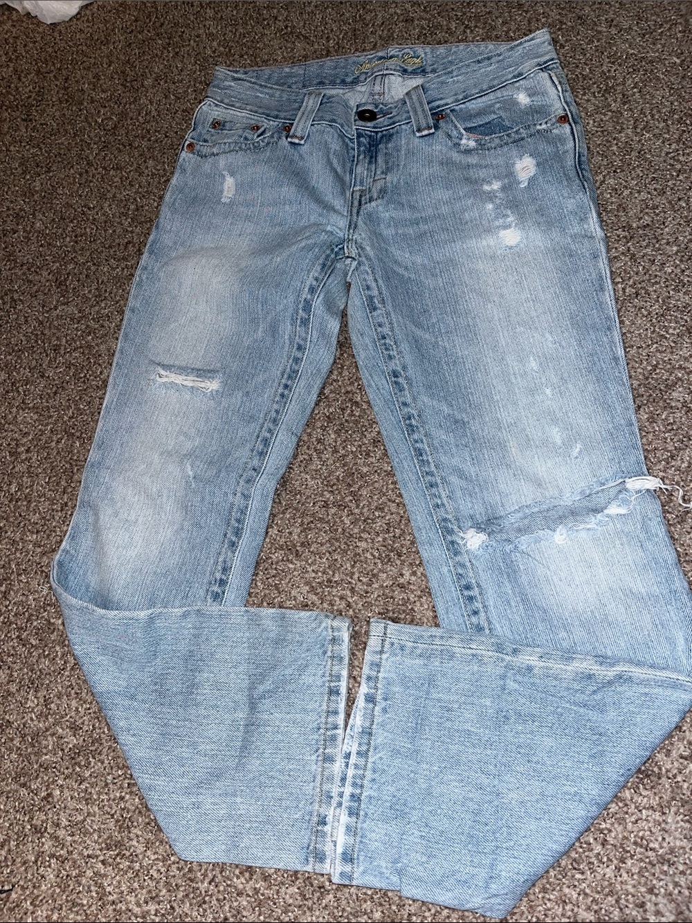 American Eagle Outfitters light blue denim destroyed vintage jeans size 2 regu